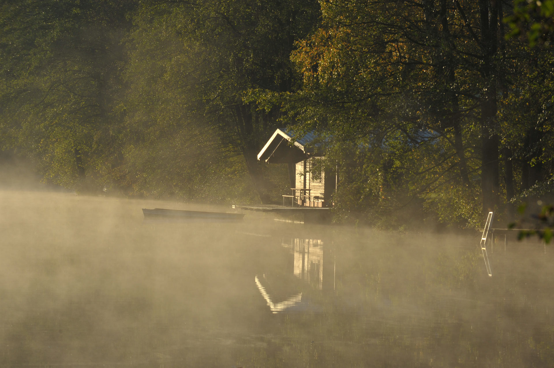 Hütte im Nebel am See